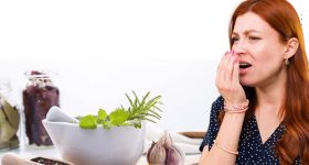 Bad Breath: నలుగురిలో మాట్లాడాలంటే భయమా?  నోటి దుర్వాసనను చిటికెలో తరిమికొట్టే చిట్కాలు
