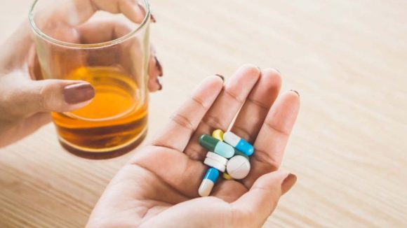 Alcohol: ఈ మందులు వాడుతున్నప్పుడు మద్యం తాగుతున్నారా ? అయితే జాగ్రత్త !