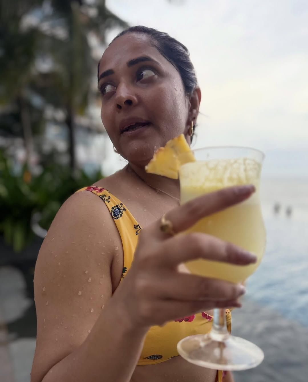 Anasuya: తగ్గేదేలే.. స్విమ్ సూట్‌లో అందాలు ఆరబోస్తూ.. అనసూయ హంగామా!