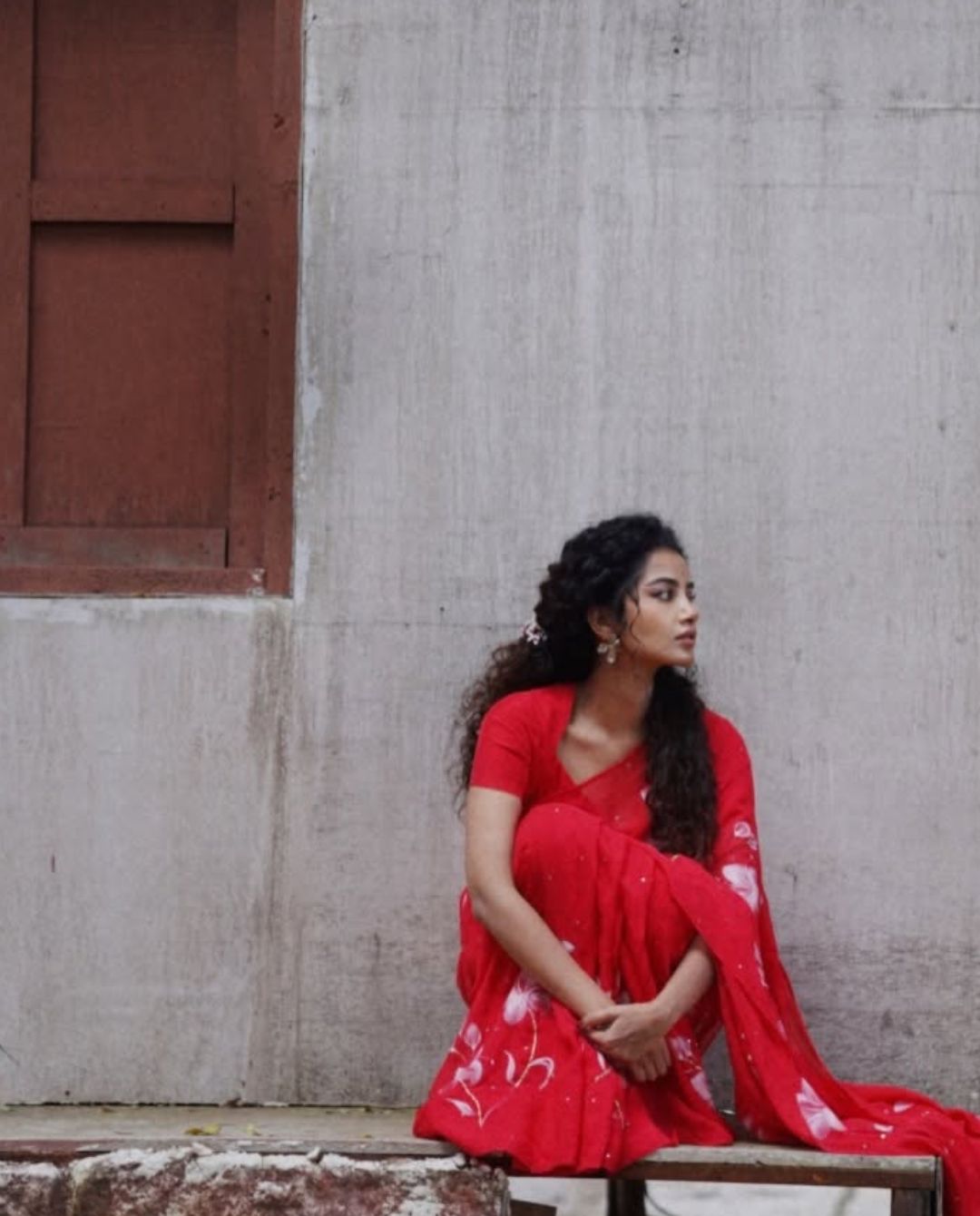 Anupama Parameswaran: ఎర్ర చీరలో చీరలో అనుపమ సోయగాలు.. నడుము వయ్యారాలతో!