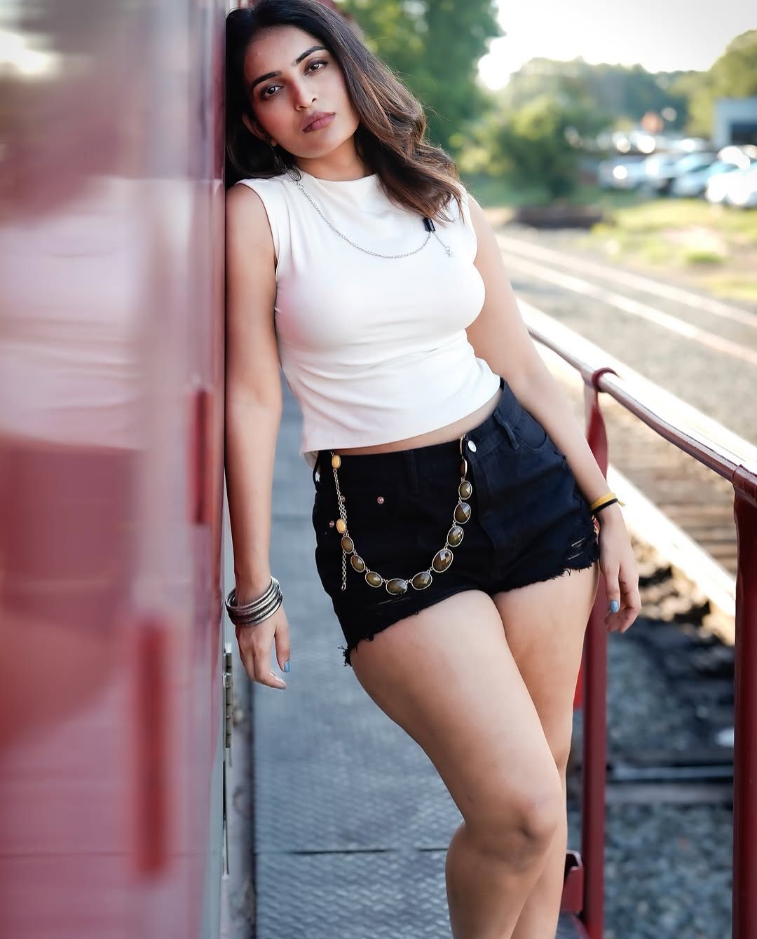 Ananya Nagalla: పొట్టి నిక్కర్లో థైస్ అందాలతో రెచ్చగొడుతున్న అనన్య!