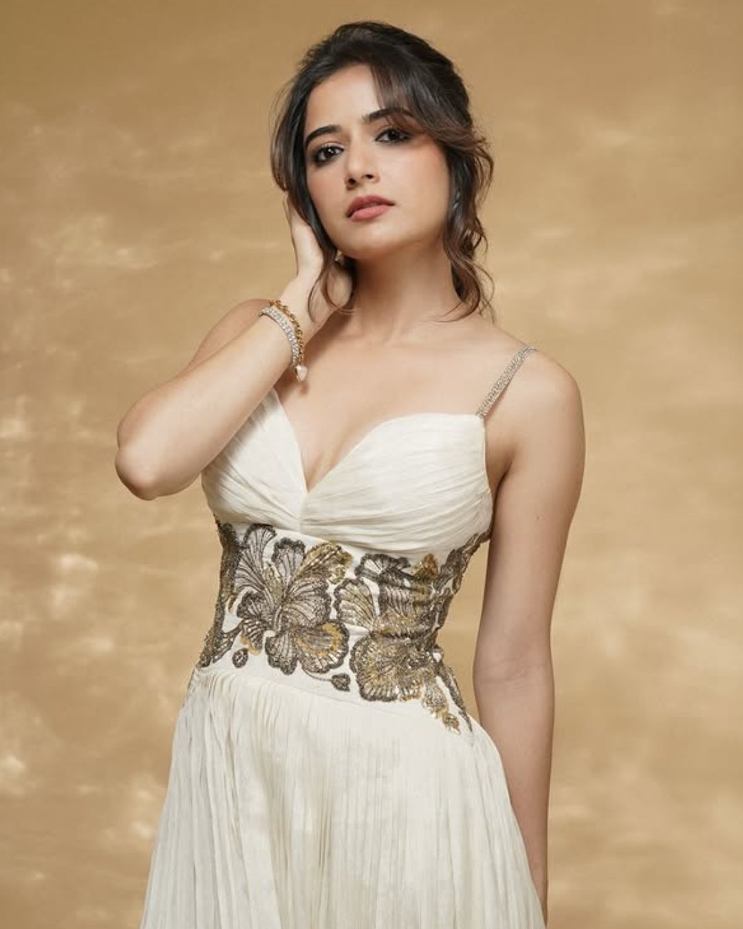 Ashika Ranganath : వైట్ డ్రెస్ లో మతిపోగొడుతున్న ఆషిక..రెండు కళ్లు చాలట్లే..!