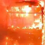 Bus Catche Fire: మంటల్లో లగ్జరీ బస్సు..  ఆటో డ్రైవర్ హెచ్చరిక,  ప్రయాణికులు పరుగో పరుగు