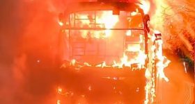 Bus Catche Fire: మంటల్లో లగ్జరీ బస్సు..  ఆటో డ్రైవర్ హెచ్చరిక,  ప్రయాణికులు పరుగో పరుగు