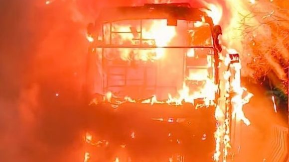 Bus Catche Fire: మంటల్లో లగ్జరీ బస్సు..  ఆటో డ్రైవర్ హెచ్చరిక,  ప్రయాణికులు పరుగో పరుగు