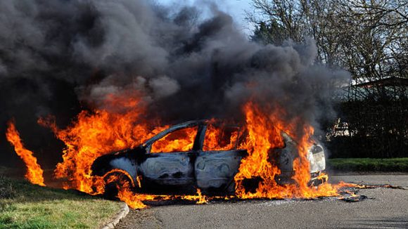 Car Fire Accident: నేషనల్ హైవేపై కారులో మంటలు.. వెంటనే బయటకు దూకడంతో..?