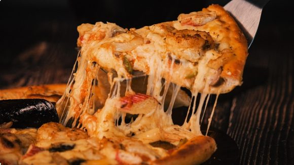 Chicken Pizza: చికెన్ కర్రీ మిగిలిపోయిందా? ఇలా చికెన్ పిజ్జా సులువుగా చేసేయండి