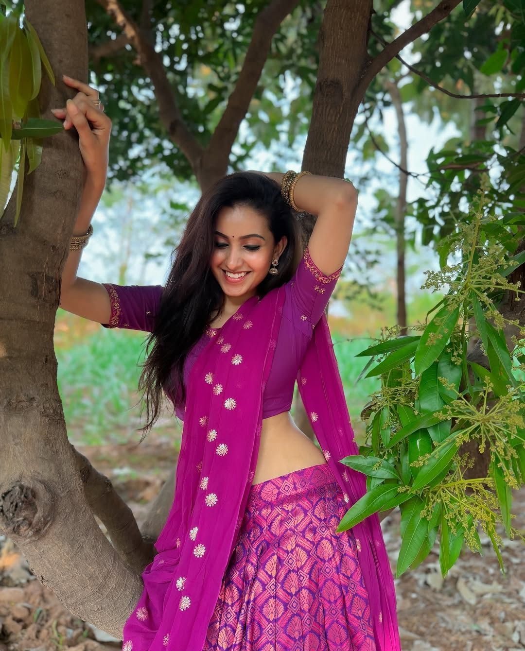 Deepika Pilli: మామిడి తోటలో మకర సంక్రాంతి.. నడుము అందాలతో దీపిక హొయలు!