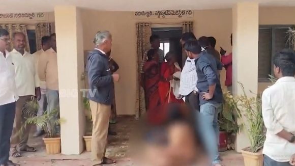 Vikarabad News: ఎమ్మార్వో ఆఫీసు ముందు ఓ వ్యక్తి నగ్న ప్రదర్శన.. న్యాయం చేయాలంటూ డిమాండ్