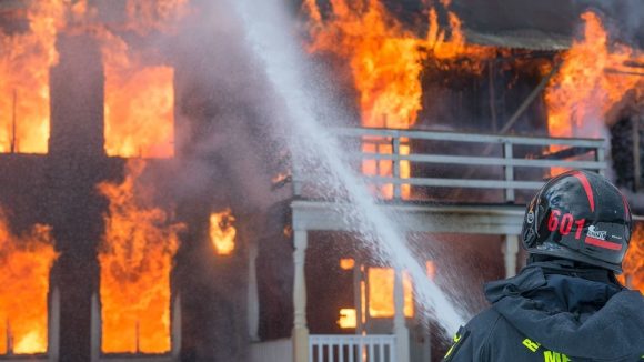 Himachal Pradesh Fire: విషాదం.. ఒకే కుటుంబంలో ఆరుగురు బలి.. నిద్రలోనే కబళించిన మంటలు!