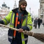 Russia News: రష్యా వీధుల్లో భారత్ టెక్కీ.. వీధులు ఊడుస్తున్న ముఖేశ్, జీతం ఎంతో తెలుసా?