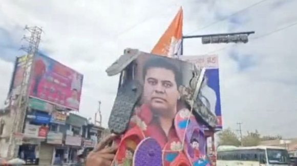 Youth Congress: కేటీఆర్ ఫొటోకు చెప్పుల దండ వేసి నిరసనలు, జనగామ జిల్లాలో ఉద్రిక్తత