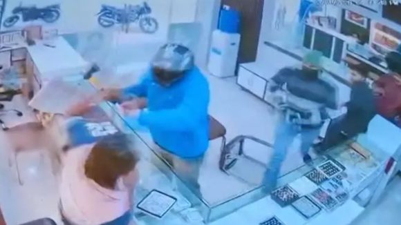 Keesara Robbery: కీసర జ్యువెలరీ షాపు దోపిడీ కేసు.. గొడ్డలితో దాడి చేసిన ఆ ఇద్దరు అరెస్ట్