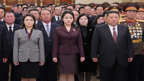 Kim Jong Un: కిమ్ జోంగ్ ఉన్ రాజకీయ వారసురాలు ఈమేనా?.. అధికారిక కార్యక్రమాల్లో ప్రత్యక్షం