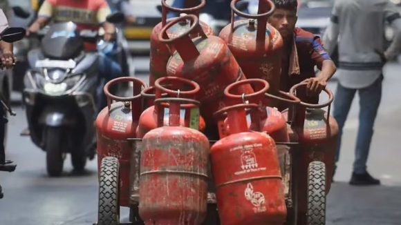 LPG Gas Price Hike: న్యూ ఇయర్ షాక్: భారీగా పెరిగిన గ్యాస్ ధరలు.. పెట్రోల్, డీజిల్ రేట్లు ఇవే!