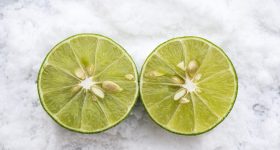 Lemon and Salt: రాత్రిపూట మంచం పక్కన  నిమ్మకాయ,ఉప్పు పెట్టుకుంటే ఏమవుతుంది?