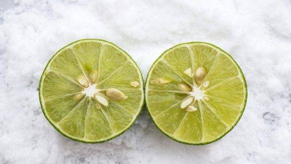 Lemon and Salt: రాత్రిపూట మంచం పక్కన  నిమ్మకాయ,ఉప్పు పెట్టుకుంటే ఏమవుతుంది?