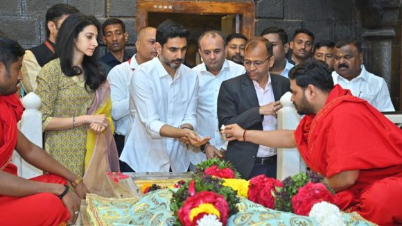 Shirdi: షిర్డిలో మంత్రి లోకేష్ దంపతులు, ఉదయం బాబా దర్శనం, కాకడ హారతికి హాజరు