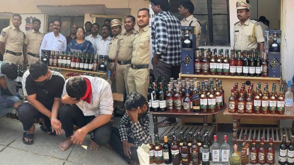 Liquor Mixing Gang: కాస్ట్‌లీ బాటిల్స్‌లో చీప్ లిక్కర్.. కల్తీ మద్యం మిక్సింగ్ ముఠా గుట్టురట్టు