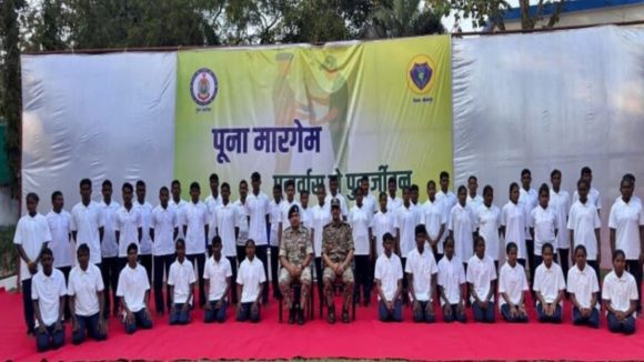 Maoist Surrender: మావోయిస్ట్ పార్టీకి బిగ్ షాక్.. మరో 52 మంది సరెండర్