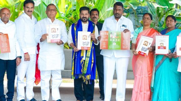 Medaram Jatara 2026: మేడారం మహా జాతరకు రంగం సిద్ధం.. బ్రోచర్‌ను ఆవిష్కరించిన సీఎం రేవంత్