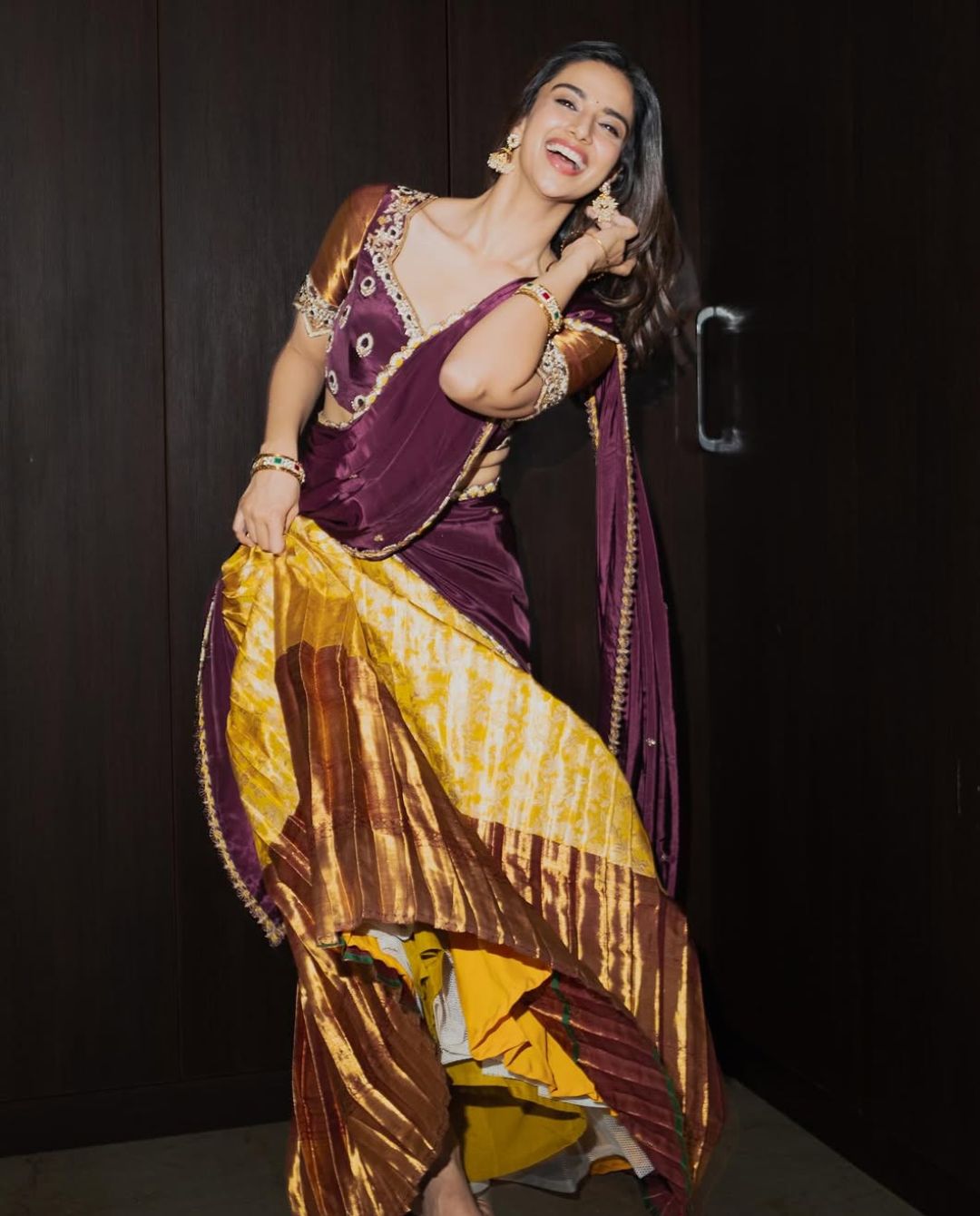 Meenakshi Chaudhary: కొంచెం నాటీ.. కొంచెం స్వీట్.. మీనాక్షి ఫోజులు అదుర్స్!