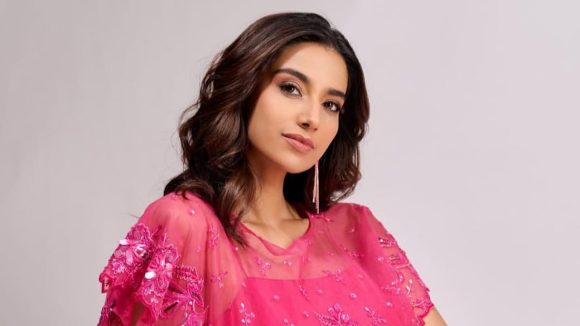 Meenakshi Chaudhary: అతని కోసం ఏకంగా ఒక సంవత్సరం వేచి చూసిన మీనాక్షి చౌదరి.. చివరికి ఏమైందంటే..!