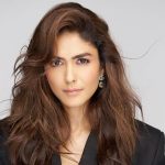 Mrunal Thakur: రొమాంటిక్ హీరోతో కోలీవుడ్ ఎంట్రీ ఇవ్వబోతున్న మృణాళ్..