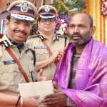 CP Sajjanar: వీడియోలు తీయడం కాదు.. ప్రాణాలు కాపాడటం ముఖ్యం, రియల్ హీరోలను సత్కరించిన సీపీ సజ్జనార్