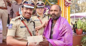 CP Sajjanar: వీడియోలు తీయడం కాదు.. ప్రాణాలు కాపాడటం ముఖ్యం, రియల్ హీరోలను సత్కరించిన సీపీ సజ్జనార్