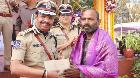 CP Sajjanar: వీడియోలు తీయడం కాదు.. ప్రాణాలు కాపాడటం ముఖ్యం, రియల్ హీరోలను సత్కరించిన సీపీ సజ్జనార్