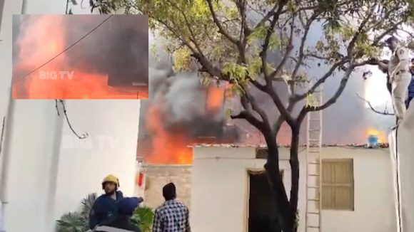 Fire Accident: హైదరాబాద్‌లో భారీ అగ్నిప్రమాదం.. సెల్లార్‌లో చిక్కుకున్న ఆరుగురు, ఎగిసిపడుతోన్న అగ్ని కీలలు