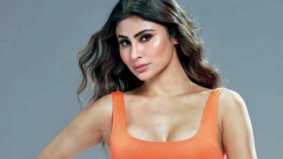 Mouni Roy: అక్కడ చేయి వేసి అసభ్యంగా ప్రవర్తించారు.. బతిమిలాడినా నా మాట వినలేదు.. మౌనీ రాయ్ షాకింగ్ కామెంట్స్..