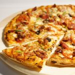 Pizza: మిగిలిపోయిన చపాతీలతో ఇలా టేస్టీ పిజ్జా చేసేయండి, కొనడం ఎందుకు