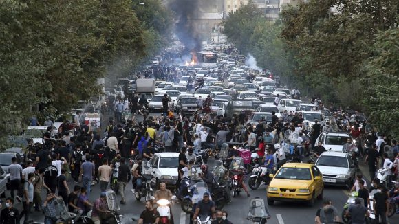 Protest in Iran: సంక్షోభంలో ఇరాన్.. వీధుల్లోకి ప్రజలు.. తారాస్థాయికి ఉద్రిక్తతలు