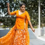 Rashmi Gautam: సిగ్గుపడుతూ ఫోటోలకు ఫోజులు.. రష్మీ అందాలు అదరహో!