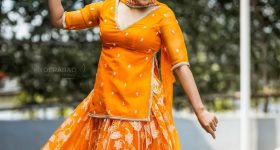 Rashmi Gautam: సిగ్గుపడుతూ ఫోటోలకు ఫోజులు.. రష్మీ అందాలు అదరహో!