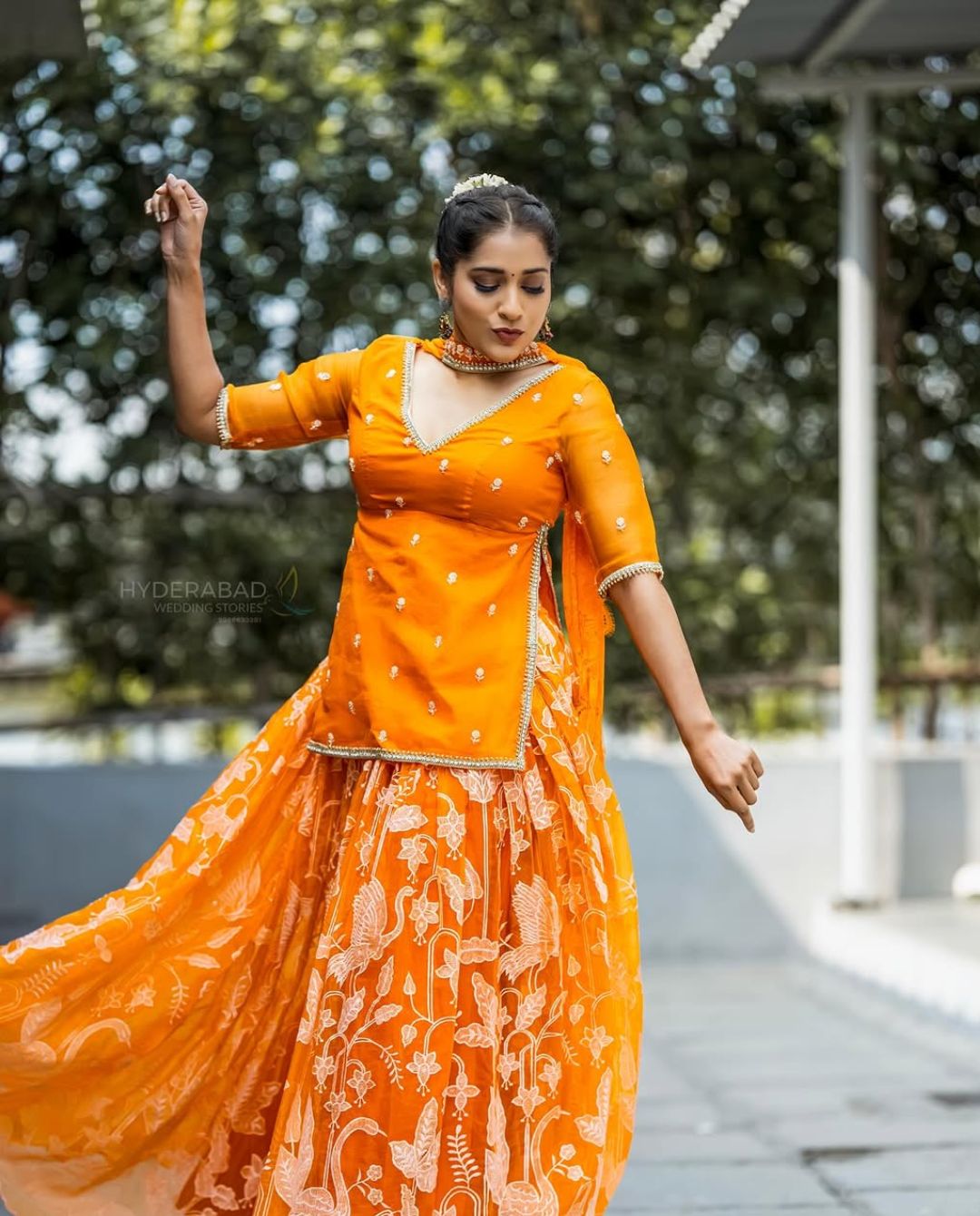 Rashmi Gautam: సిగ్గుపడుతూ ఫోటోలకు ఫోజులు.. రష్మీ అందాలు అదరహో!