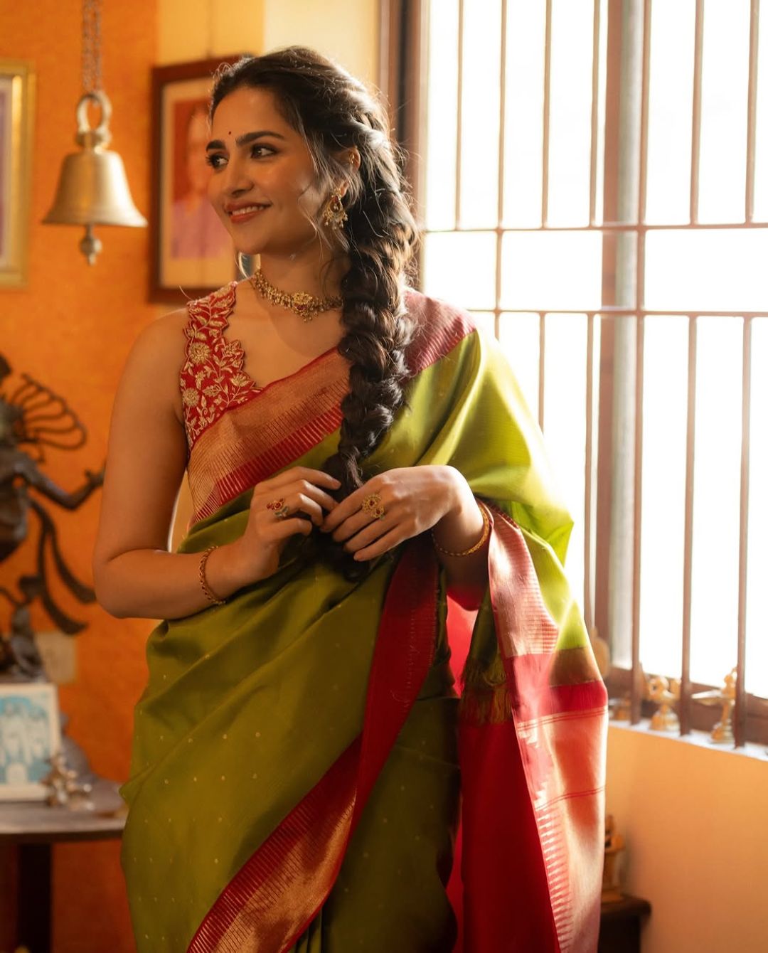 Rukmini Vasanth: సాంప్రదాయం ఉట్టిపడేలా చీరకట్టులో ఆకట్టుకుంటున్న రుక్మిణి!