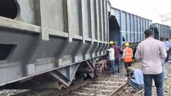 Rayadurgam Goods Train Incident: బోగీలను వదిలి వెళ్లిపోయిన ఇంజిన్.. రాయదుర్గం‌లో షాకింగ్ ఘటన