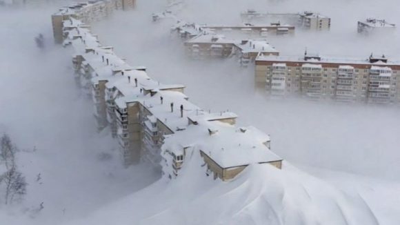 Russia Snow Storm: రష్యాలో మంచు తుపాను బీభత్సం.. అపార్ట్మెంట్ ఎత్తులో హిమపాతం