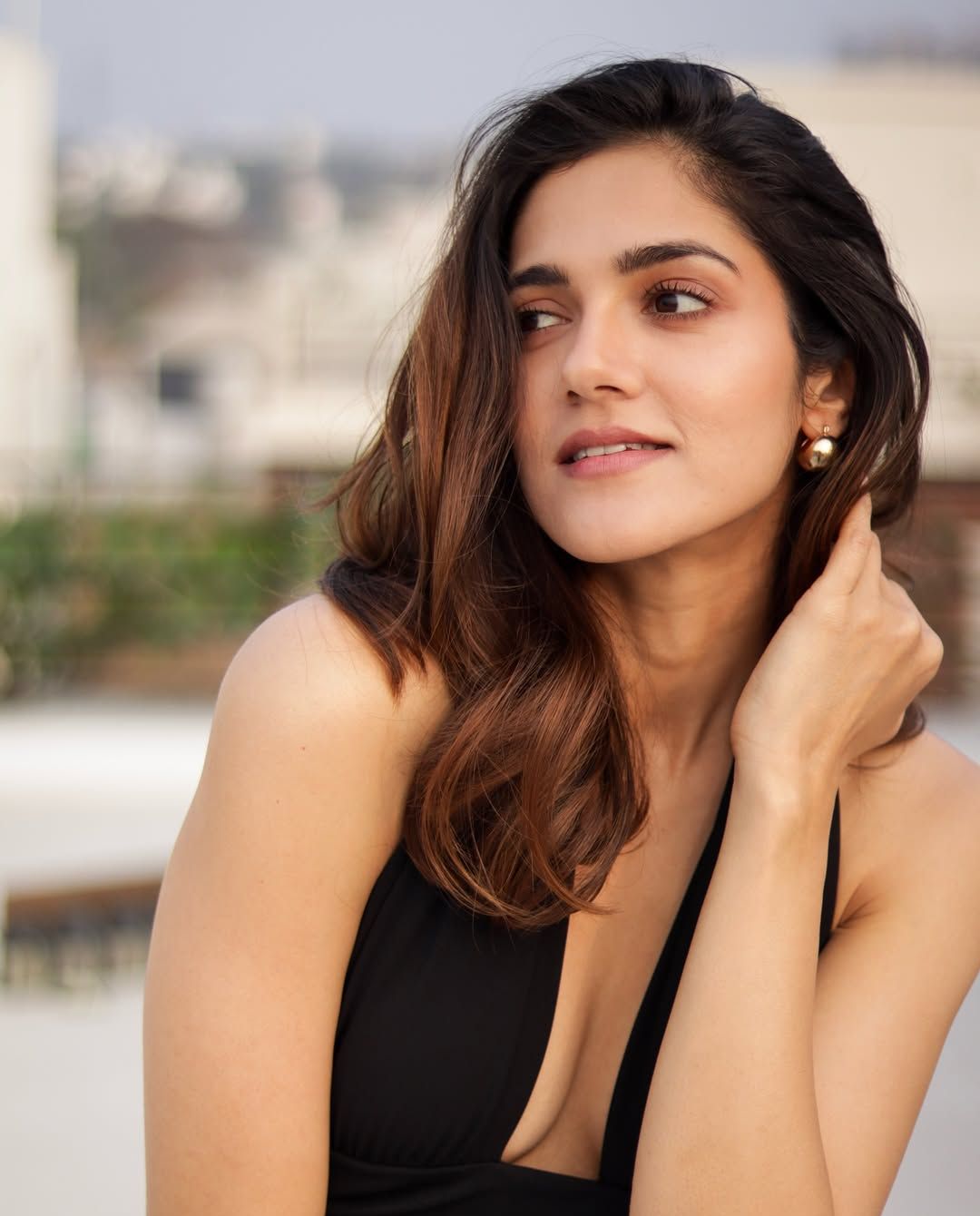 Simran Chodhary: బ్లాక్ డ్రెస్ లో టాప్ అందాలతో హీట్ పుట్టిస్తున్న సిమ్రాన్ చౌదరి!