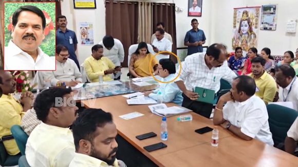 Visakhapatnam Crime: విధుల్లో ఉండగానే గుండెపోటు.. స్వచ్ఛ ఆంధ్ర కార్పొరేషన్ చైర్మన్ సమీక్షలో ఎస్ఈ మృతి