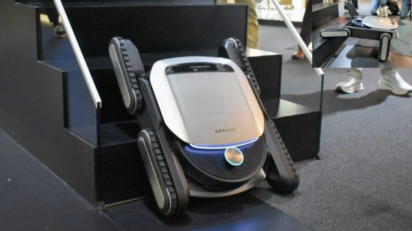 Robot Vacuum Climbs Stairs: ఇంట్లో మెట్లు ఎక్కే రోబో.. ఏ మూలనైనా శుభ్రం చేసే రోబో వ్యాక్యూం క్లీనర్