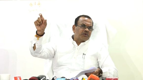 Komatireddy Venkat Reddy: సినిమా టికెట్ రేట్లు పెంపు నాకు తెలియదు.. రాజాసాబ్ పై కోమటిరెడ్డి షాకింగ్ కామెంట్స్