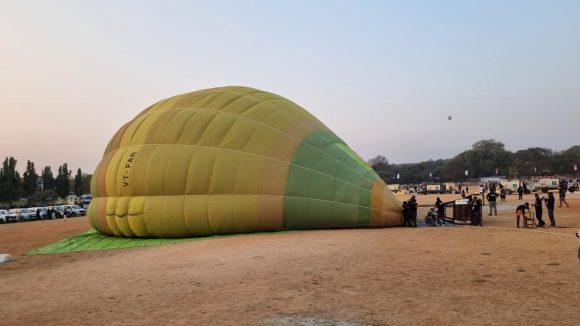 Hot Air Balloon: మణికొండలో తప్పిన ప్రమాదం.. చెరువులో హాట్ ఎయిర్ బెలూన్ ఎమర్జెన్సీ ల్యాండింగ్ !