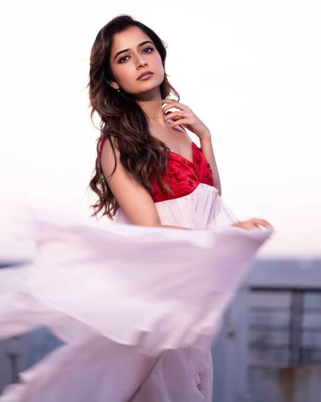 Ashika Ranganath : చూపులతోనే చంపేస్తున్న ఆషిక.. స్టిల్స్ అదిరిపోయాయి..