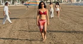 Ashika Ranganath : అబ్బా.. టూ పీస్ డ్రెస్ లో పిచ్చెక్కిస్తున్న రవితేజ బ్యూటీ..