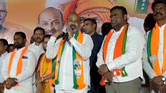 Bandi Sanjay: కేసీఆర్ ఉన్నాడని తెలియాలంటే యశోద హాస్పిటల్ చూడాలి: బండి సంజయ్ హాట్ కామెంట్స్!