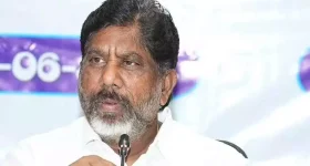 Meenakshi Chaudhary: కొంచెం నాటీ.. కొంచెం స్వీట్.. మీనాక్షి ఫోజులు అదుర్స్!